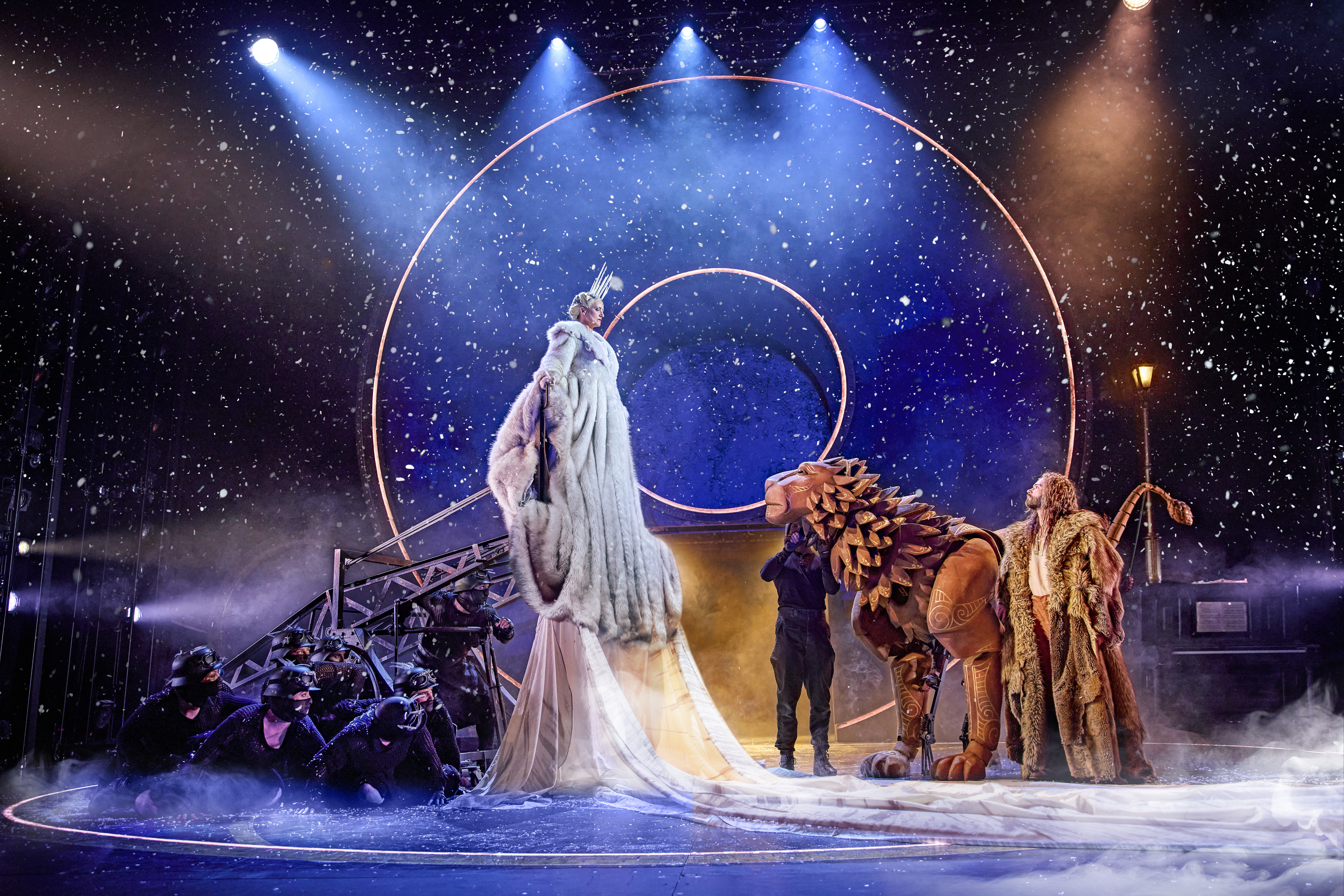 Queen looking down at Aslan