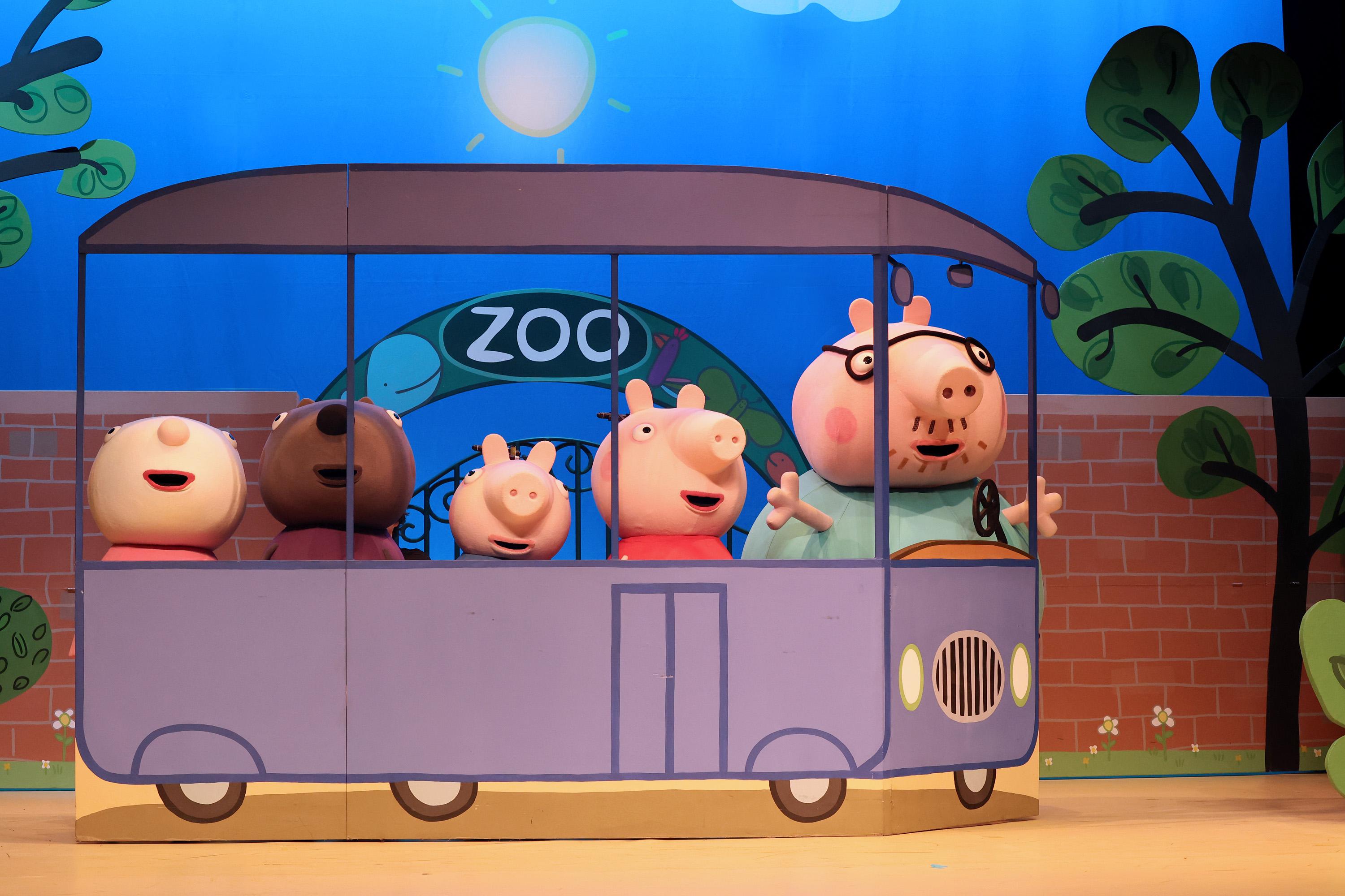 Peppa Pig and family in a car outside the zoo