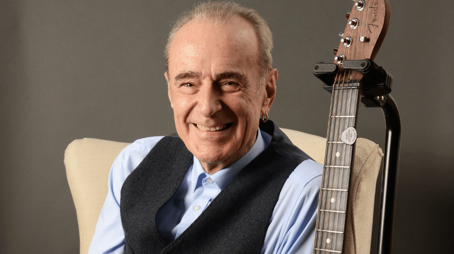 image of Francis Rossi with his guitar